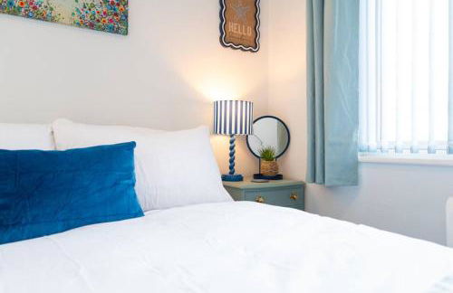 The Little Blue House by Sheppey Stays -Cosy 2BR Blue House - Near Docks with Parking - Foto 28