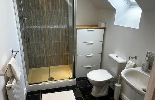 Andover Charming Three Bedroom House - Photo 8