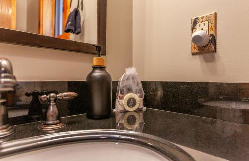 Chasing Sunsets: A Cozy 2-Bedroom Cabin in Smoky Mts with Stunning Mountain Views. - Foto 21