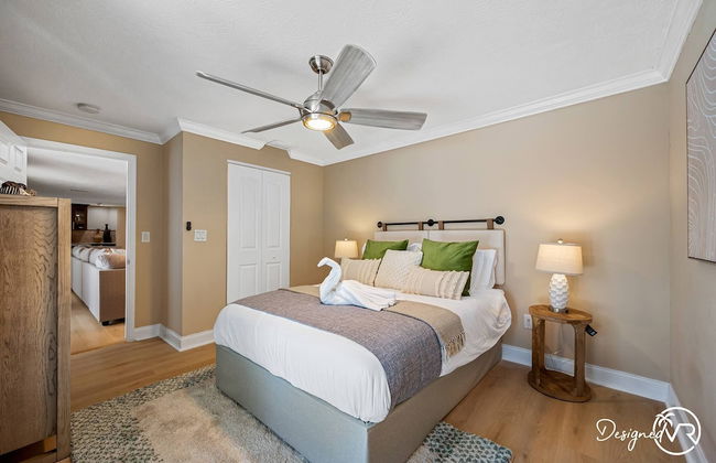 8BR Villa with Heated Pool Near Beach - Foto 18