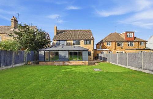 Month Stays, Free parking Luxury 4 Bed - Photo 51