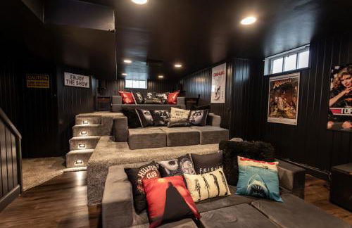 Near Drake/Downtown packed w/Amenities - Hot Tub - Movie Theater - Photo 2