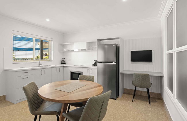 Moonlight Bay Suites - Photo 9