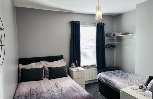 House in Hemingfield, Ideal for Contractors and Long Stays - Foto 1