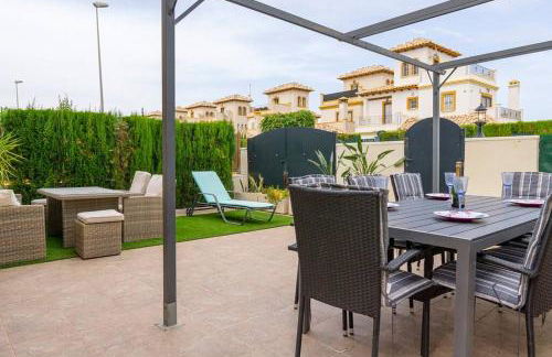 Beautiful 3 Bed Townhouse with landscaped communal pool area - Foto 37