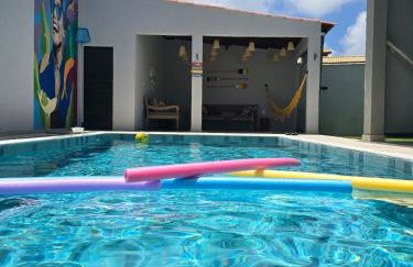 Quase beira mar, casa muito nova com 5 suítes, vista mar, piscina grande, cozinha completa, 4 vagas e perto de mercado, restaurantes e bares - CLIQUE E VEJA AS FOTOS - Foto 1