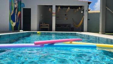 Quase beira mar, casa muito nova com 5 suítes, vista mar, piscina grande, cozinha completa, 4 vagas e perto de mercado, restaurantes e bares - CLIQUE E VEJA AS FOTOS - Foto 1