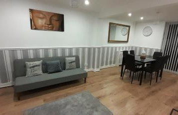 Ladbury House in Walsall near M6, Walsall Uni and Hospital, with free parking and easy access to Birmingham city centre and West Bromwich, only 20 mins to NEC and Birmingham airport, 15 mins to Villa Park, Great for contractors! - Foto 23