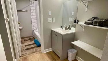 Aksarben Modern 1Bed ground level with parking - Photo 4