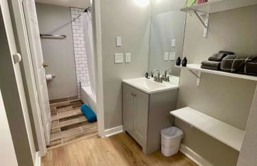 Aksarben Modern 1Bed ground level with parking - Foto 4