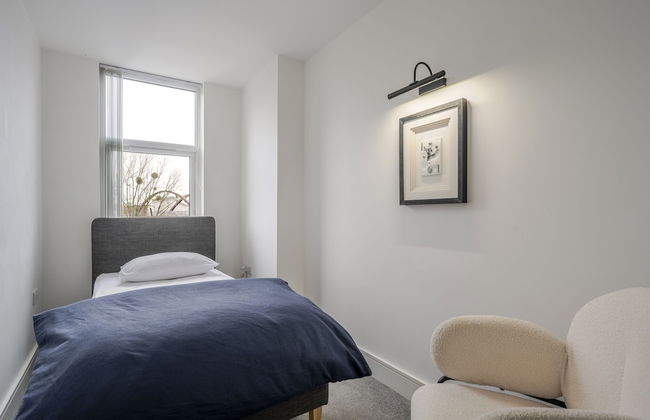 Luxurious 2 Bedroom Apartment With Free Parking - Photo 8