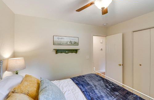 Near Woodland Lake Park Home with Fire Pit! - Foto 17