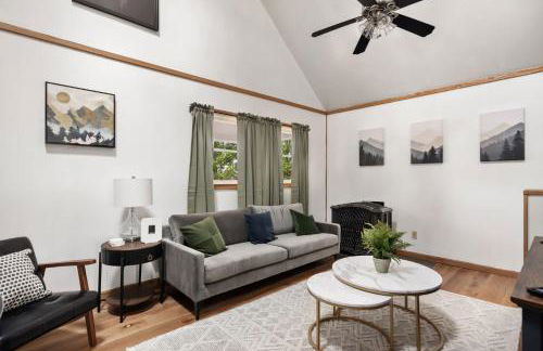 Cozy cabin w hot tub, fire pit & pet-friendly - Foto 7