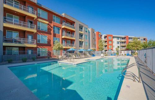 Trendy 2BD Gym Pool Parking WD Sleeps 8 - Foto 6