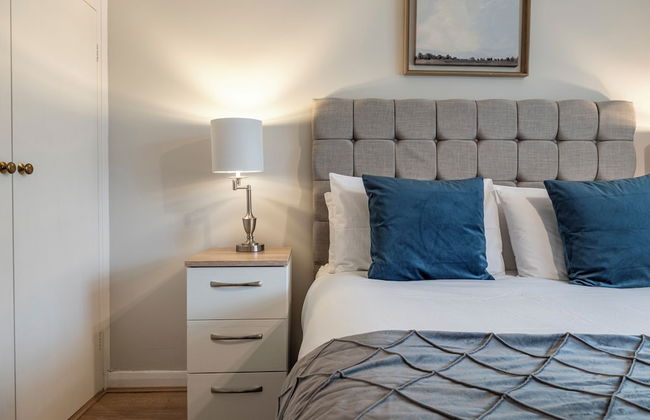 Bright&Spacious 3BD in Centre of Bourton - Photo 2