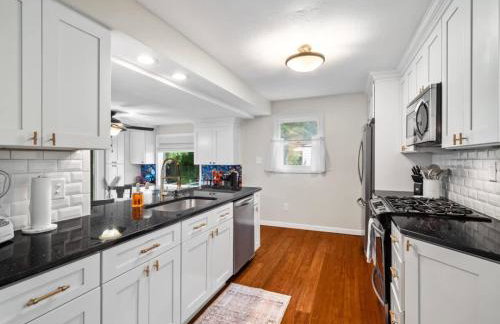 4 Bedroom Pool and Hot Tub Home Near Cleveland - Photo 3