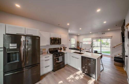 Hot Tub Amazing Location! Modern Ohio City Luxury 2 King Beds - Foto 8