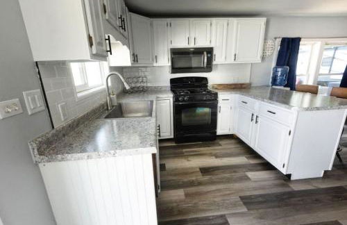 The Jackson Cottage on Grass Lake Waterfront 2 1 Nautical Cottage with Hot Tub Firepit & Year-Round Fun - Foto 22