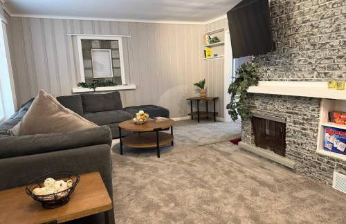 Newly Renovated Gem Fenced Backyard 2 Full Baths - Foto 2