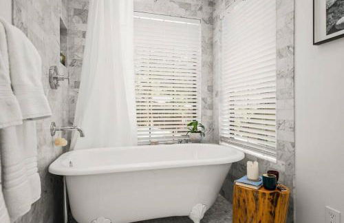 Private Ski, Lake & Golf Chalet! Walk to Lake - Foto 23