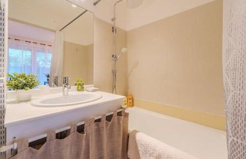 Les Muses - avec entrée autonome, clim neuve, jardin, parking privé & sa piscine ! - - Foto 16