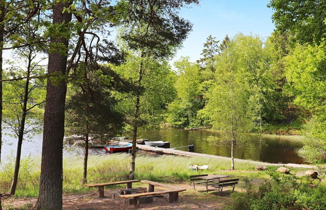 Charming Lakeside Cottage Getaway - Photo 27