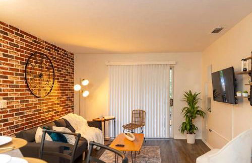 Rustic Luxe Loft , A King Bed Hideout with Edge - Foto 14