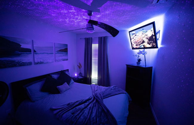 Gorgeous Urban Oasis W/hot Tub, Heated Pool And Private Movie Theater 3 Bedroom Home by RedAwning - Foto 14