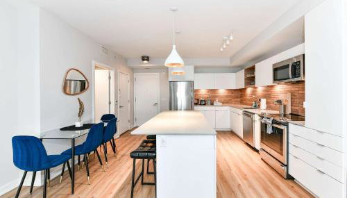 Urban 2BR Oasis with Scenic Rooftop and Gym - Foto 2