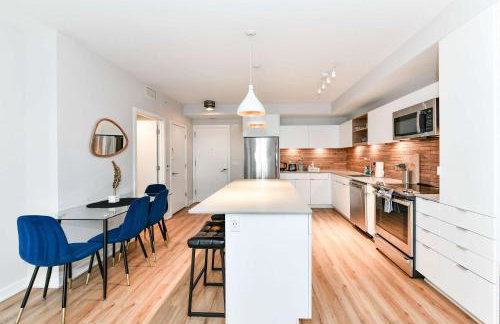 Urban 2BR Oasis with Scenic Rooftop and Gym - Foto 2
