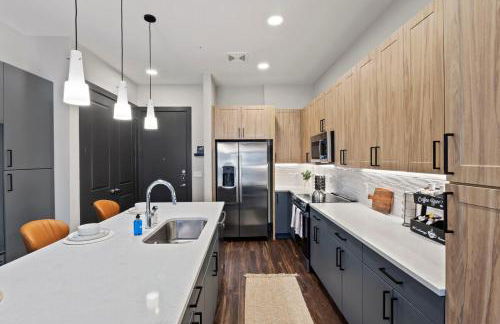 1BR Alongside Q2 and Domain With Pool, Gym and Free Parking - Foto 9