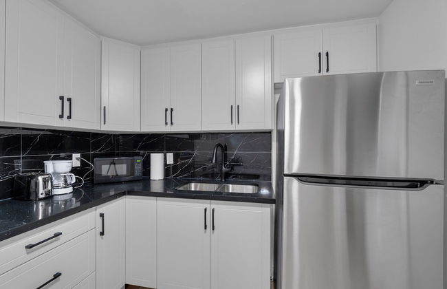 Beautiful House - On A Quiet Street - Photo 24