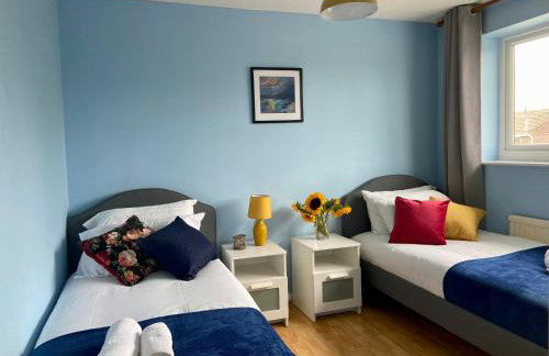 3 Bedroom House Garden Free Parking 15 min to centre 5 min to motorway - Foto 3