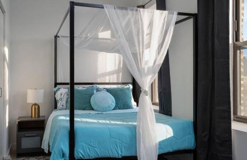 Sunny Modern Loft Montrose Beach Rooftop WFH Gym - Photo 6