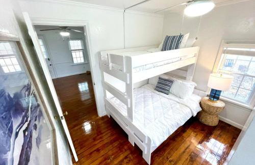 Coastal Cape Cod w/ King Bed, Game Room, & Bikes! - Foto 7