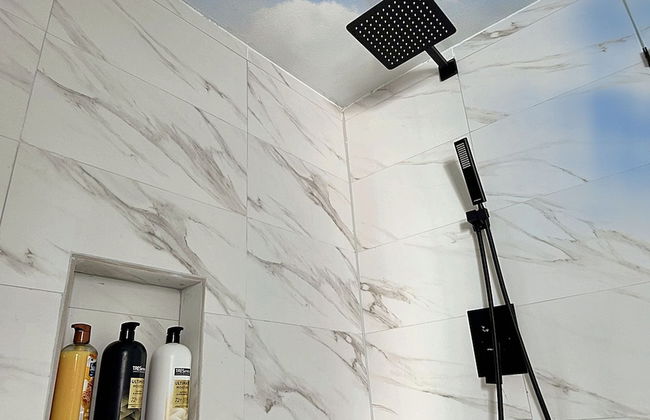 Vintage Vibes Modern Comfort 2BR for 6 Guests - Photo 4