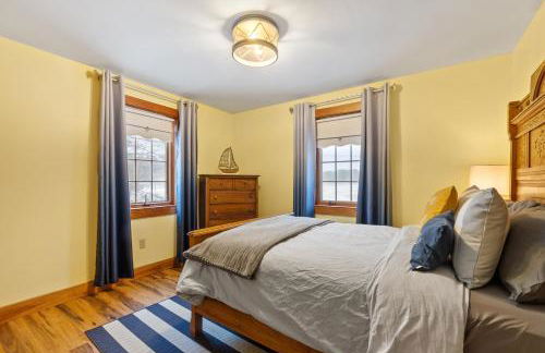 Spacious Accessible Waterfront Retreat with Hot Tub - Foto 28