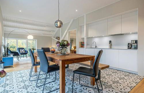 Traditional Architecture Meets Modern Design - Photo 25