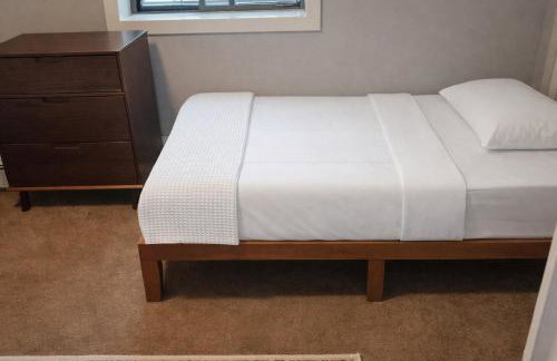 Just renovated 2 bedroom condo 1 mile from Salem - Photo 16