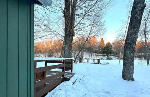 Lakefront with Lots of Light and Private Dock Access - Foto 49