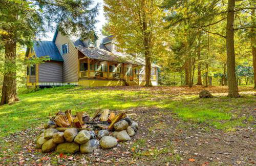 Private Deck and Fire Pit Adirondack Family Home - Foto 1