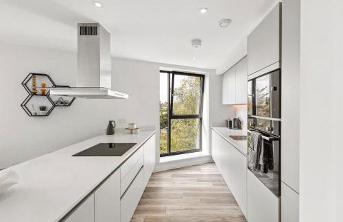 Luxury 3BR Apt Sleeps 10, Wembley & Park Views - Photo 11