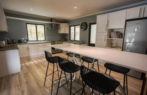 Countryside house with a pool and fireplace - Photo 49