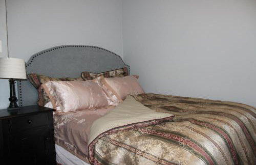 Bright 3 bedroom home with full kitchen, fenced backyard, sports court and free parking - Foto 20