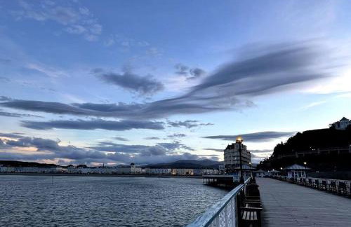 Gorwel is an Art Deco 1930s villa with sea views - Foto 24