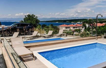 Modern 3BR Apartment with Private Pool, Sea View & Garage - Foto 1