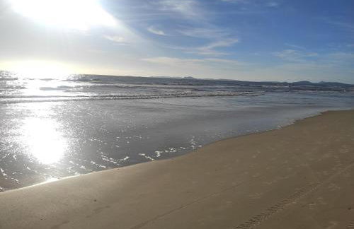 Cabo Frio, Piscina de frente pro Mar, Pé na areia - Foto 42