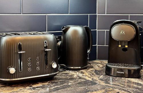 Contractors Heaven-POOL TABLE-THREE BEDROOM HOUSE WITH SEPARATE ONE BEDROOM SELF CONTAINED-Close to AIRPORT - Foto 15