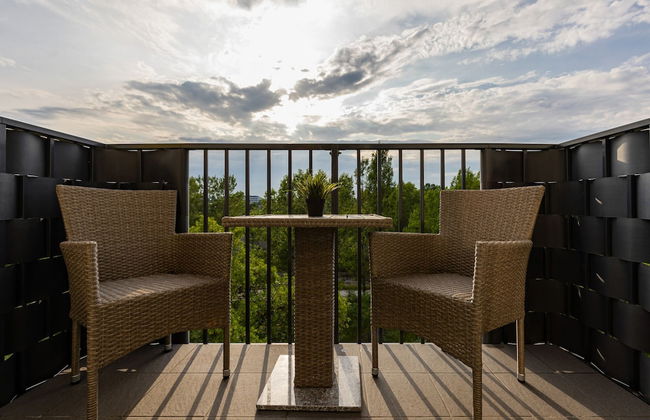 Comfy Apartment With Parking by Renters - Photo 29