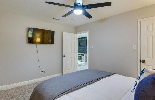 11 Mi to Six Flags! Poolside Oasis in Bedford - Foto 21